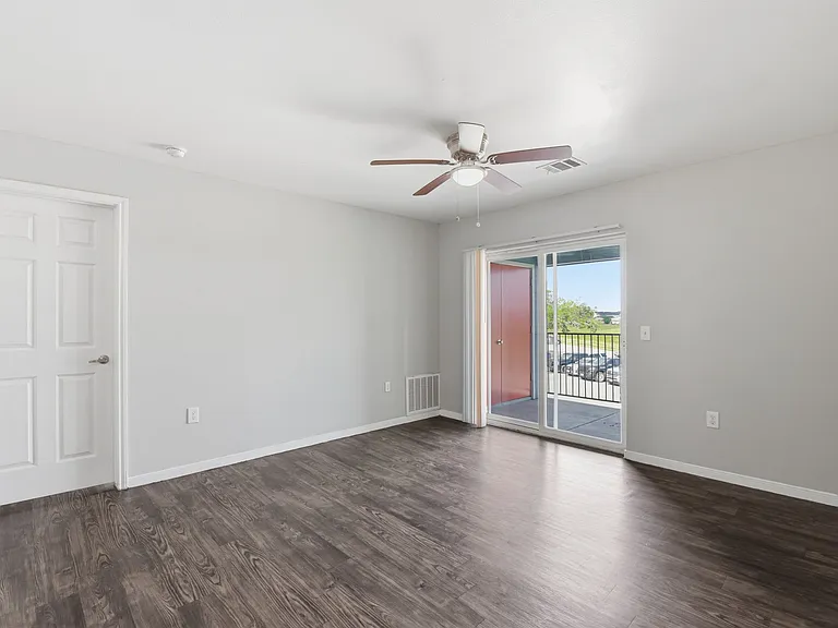 Henderson Grove Apartments — Photo 16