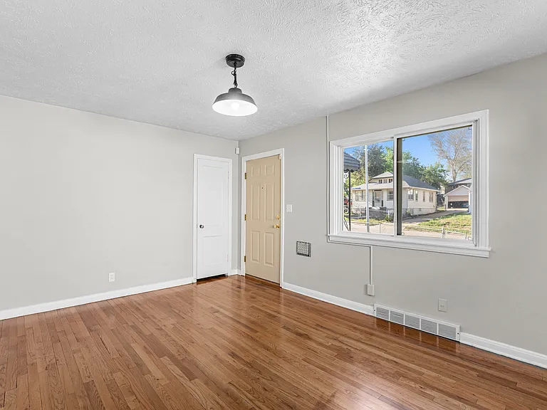 3927 Gold St — Photo 4