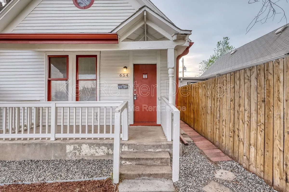 Building Photo - 654 Meade St