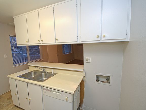 4th image of 681 Oakwood Dr