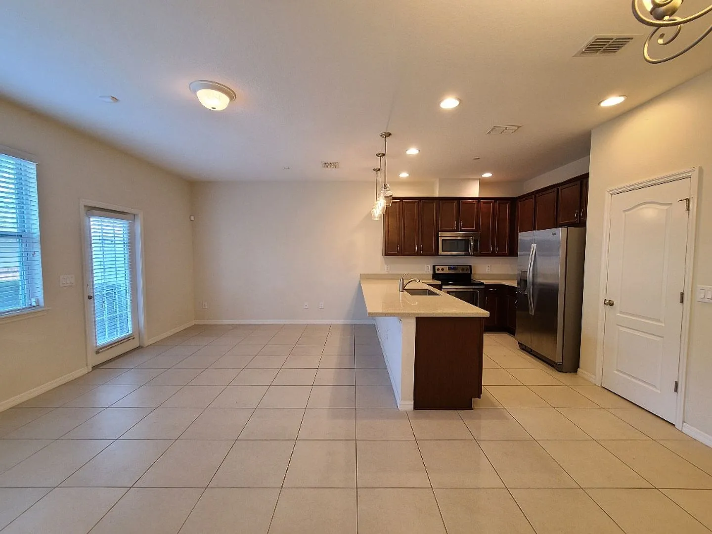3br 2.5ba At Oviedo On The Park. Tile Floors Downstairs, Located Directly Across From Pool — Photo 2