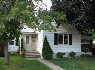 614 5th St SW, Independence, IA 50644