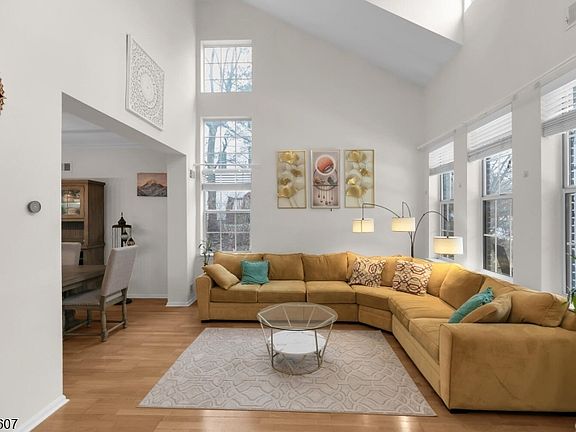 5th image of 9 Hartley Ln