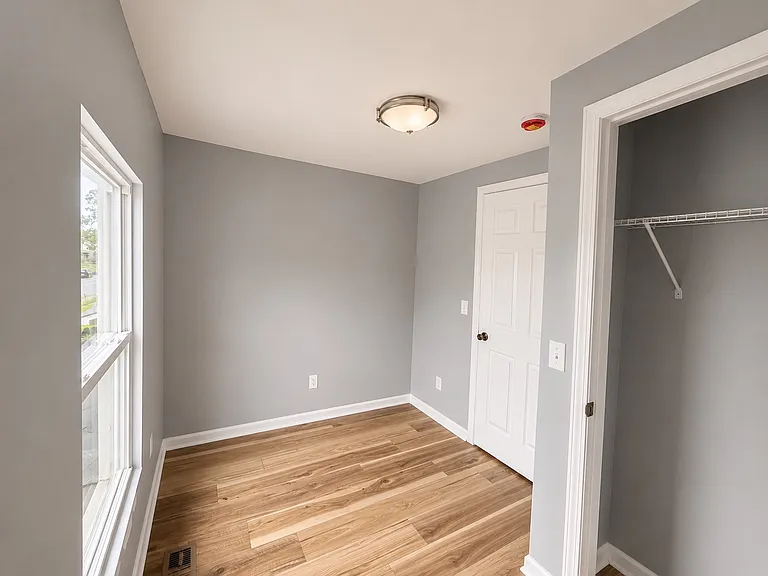 93 N Oakley Ave — Photo 12