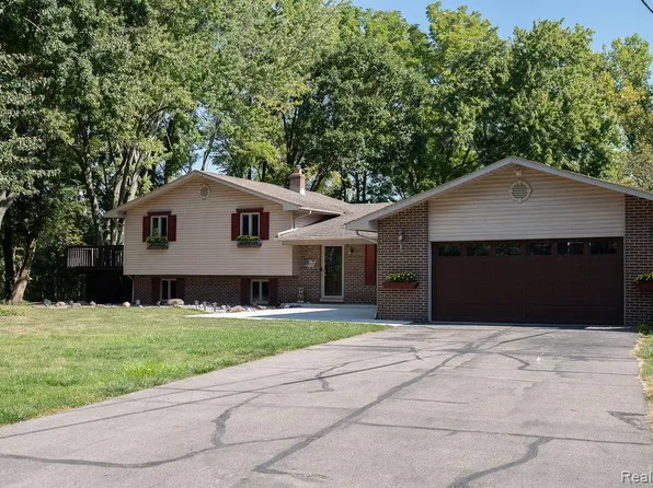 9482 Waterman Dr, Grosse Ile, MI 48138