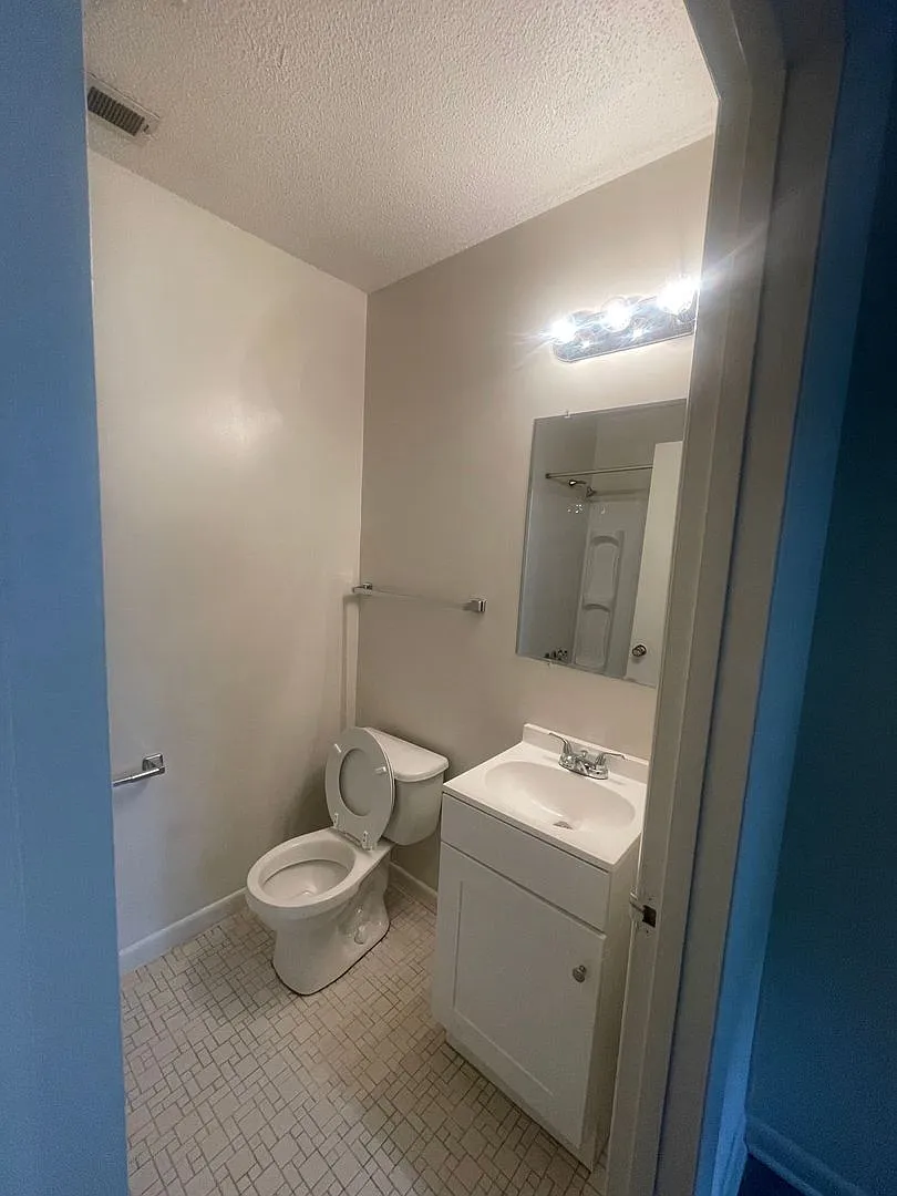 Pre-Leasing Summer/Fall 2026 ~ Woodall Apartments ~ 1 Bedroom Blocks From Ncsu Campus ~ Pets Alowed — Photo 4