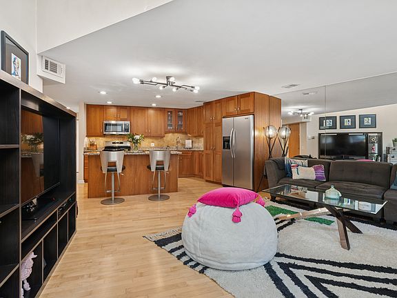 2nd image of 700 W Cornelia Ave APT 1E