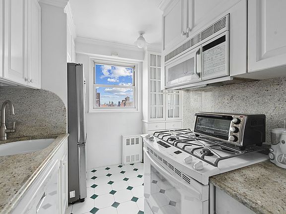 3rd image of 360 E 72nd St APT C3004