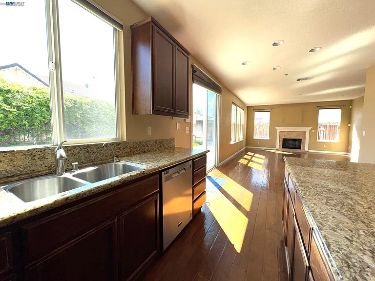 1669 Marina Way — Photo 10