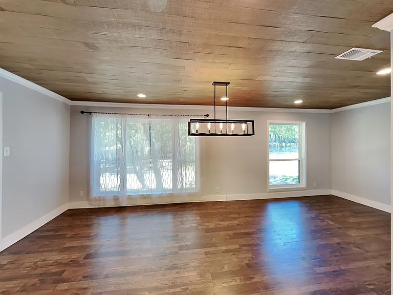 3704 Astoria Dr — Photo 8