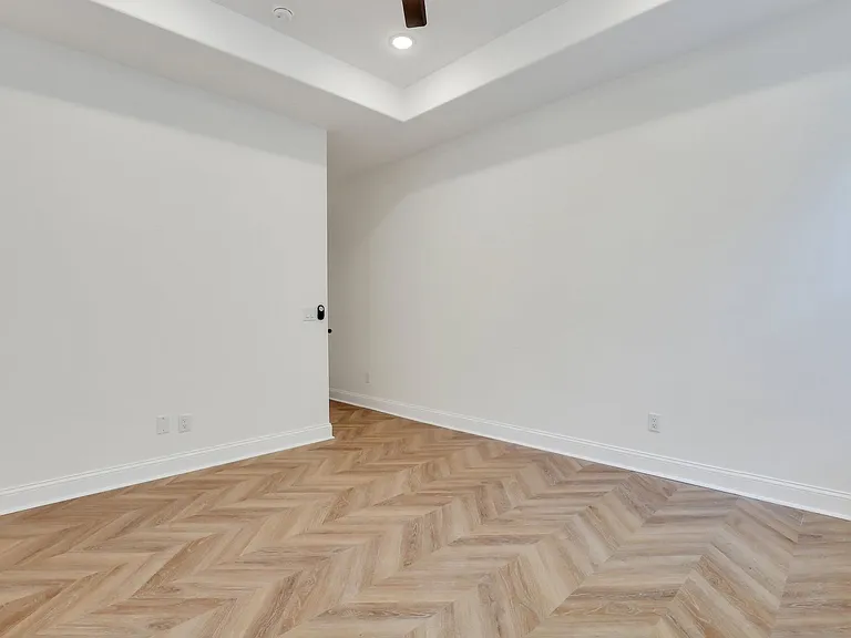 912 E Henry St — Photo 29