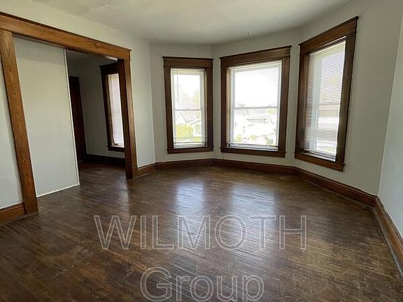 4th image of 801 E Main St