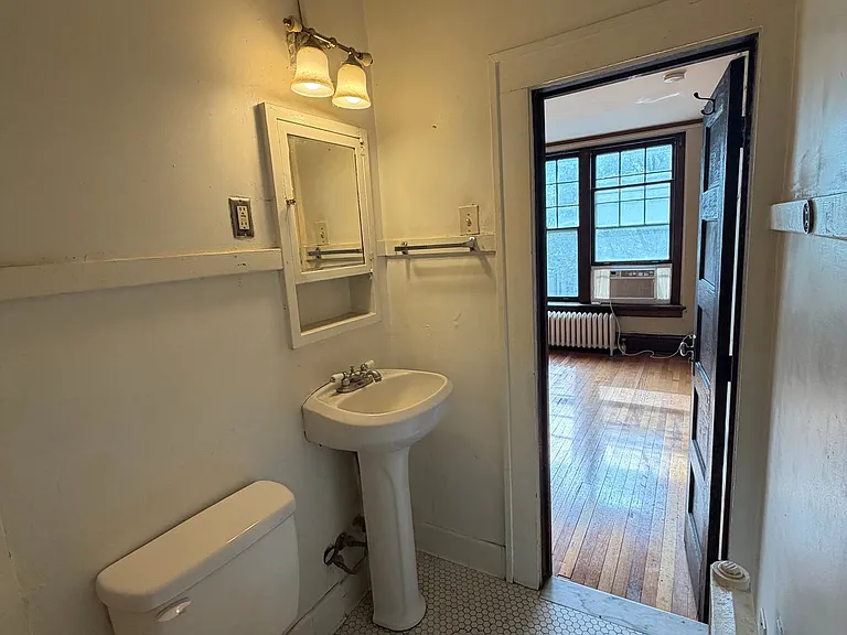 811 16th St #6 — Photo 9