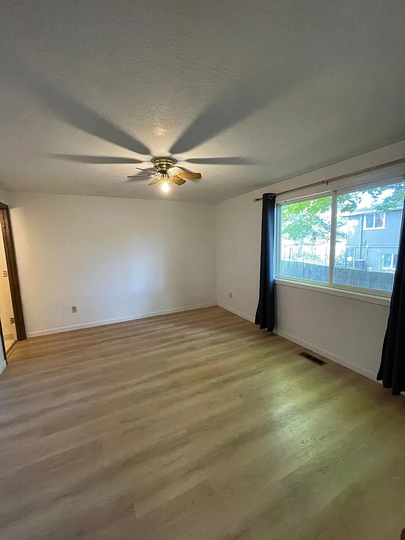 Charming single-family home located in a quiet residential neighborhood — Photo 2