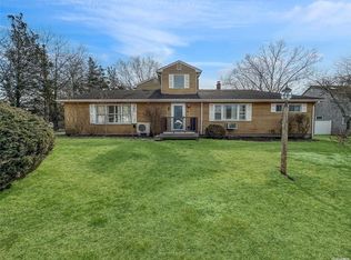 8 Lincoln Rd, Hampton Bays, NY 11946