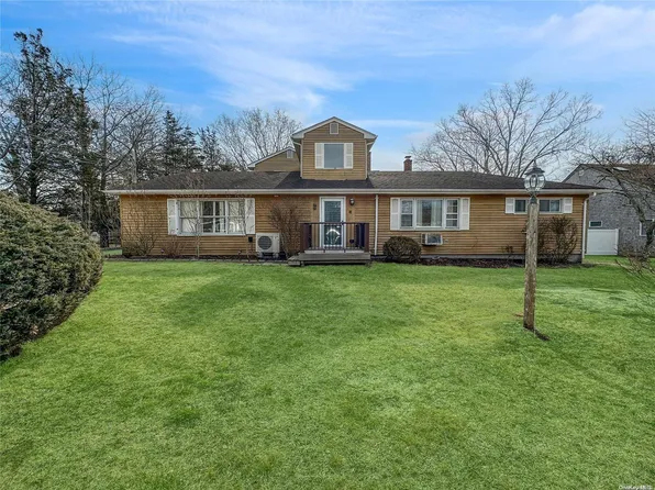 8 Lincoln Road, Hampton Bays, NY 11946