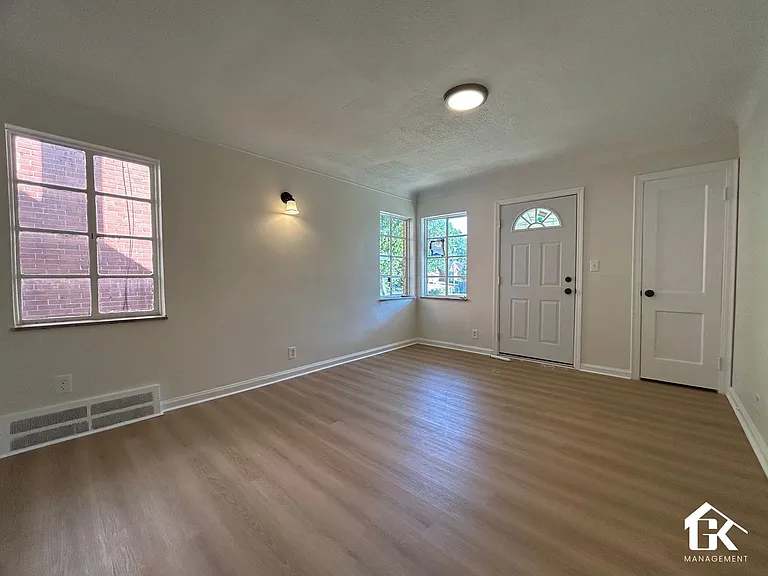 19212 Curtis St — Photo 6