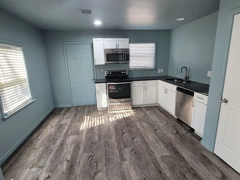 555 E Harmon Dr — Photo 9