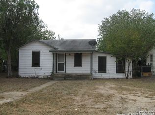 603 Davis Ave, Devine, TX 78016
