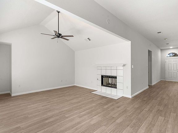 4th image of 935 Royal Oaks Dr