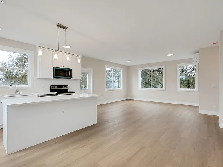 710 Catherine St — Photo 32