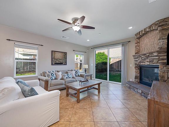 5th image of 814 Dove Ln