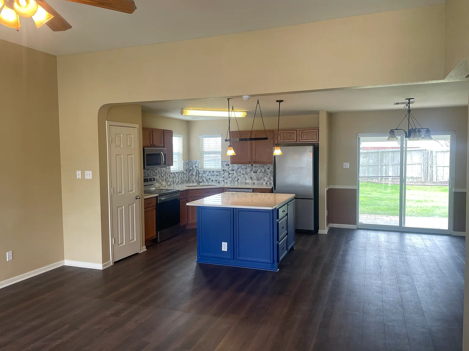 3 bed, 2.5 bath, 1870 sqft, $1,795 — Photo 4