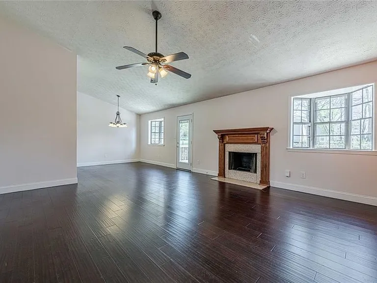 2491 Redfield Dr — Photo 7