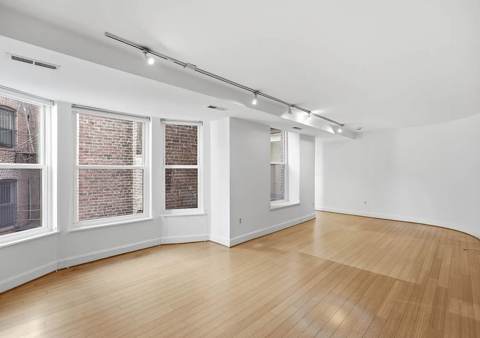Logan Circle Condo | 1 Bed | 1 Bath | 750 Sf — Photo 1