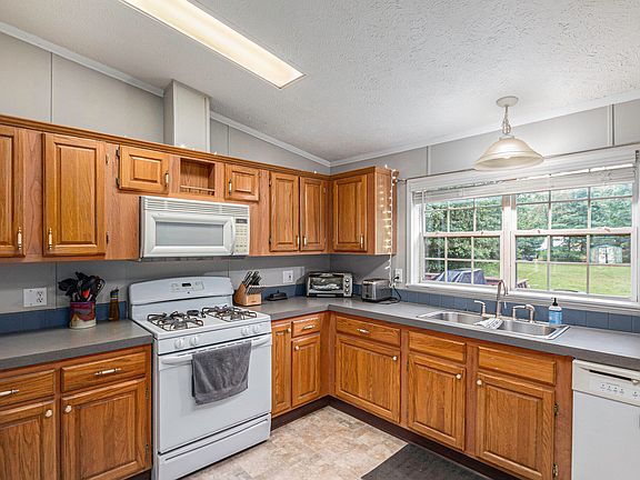 5th image of 8828 E 80th St
