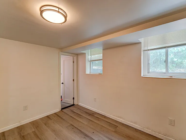 420 Whitney Ave — Photo 16