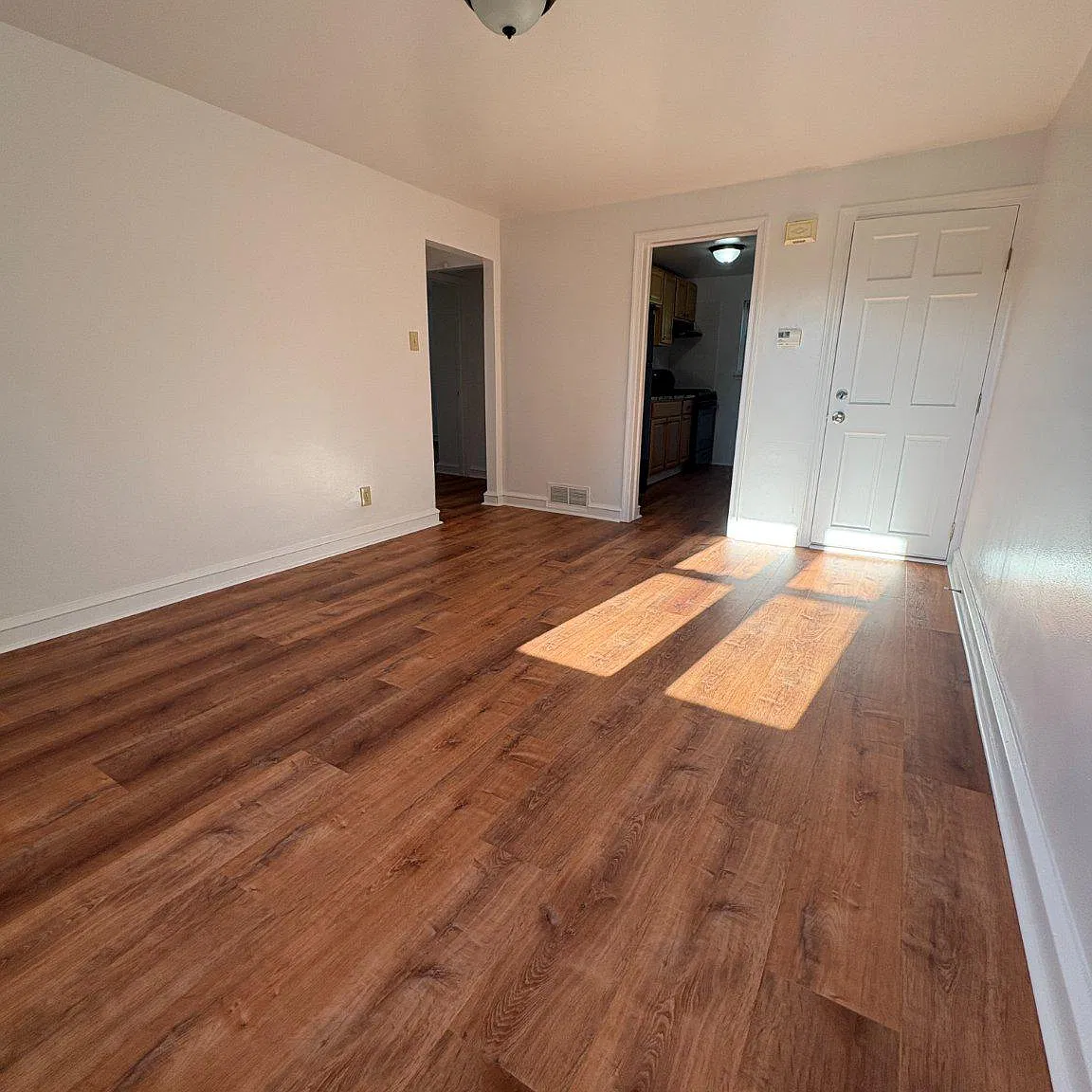 2 bed, 1.0 bath, 1472 sqft, $1,595 — Photo 4