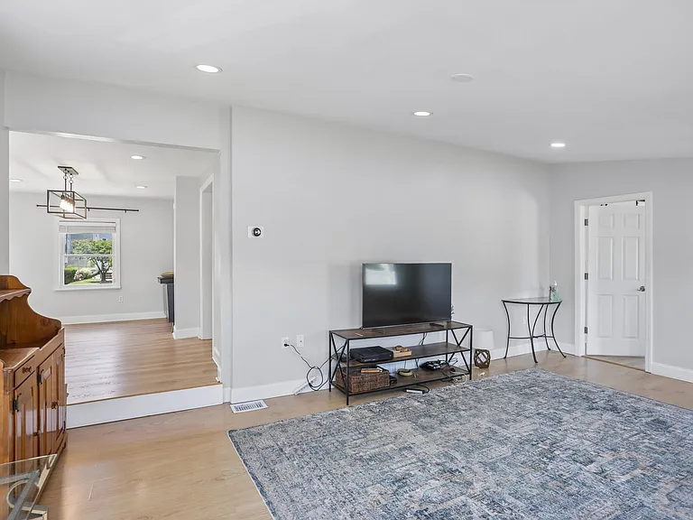 54 Allan Dr — Photo 6