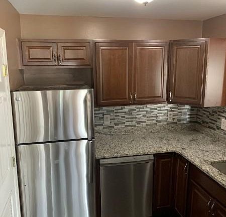 4th image of 220 Maplewood Ct
