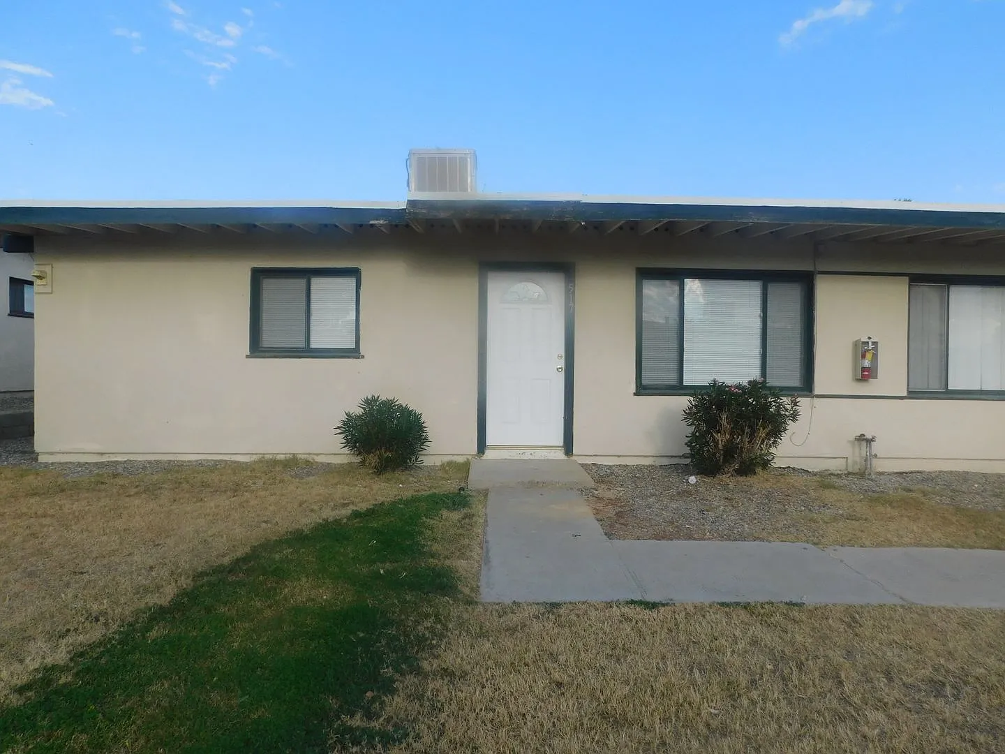 Cozy two bedroom, available for move in now! — Photo 2