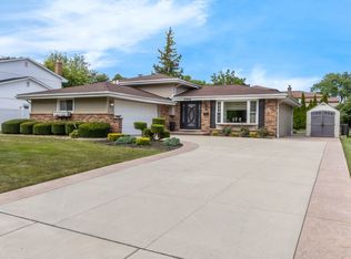 17W544 Sutton Pl, Darien, IL 60561