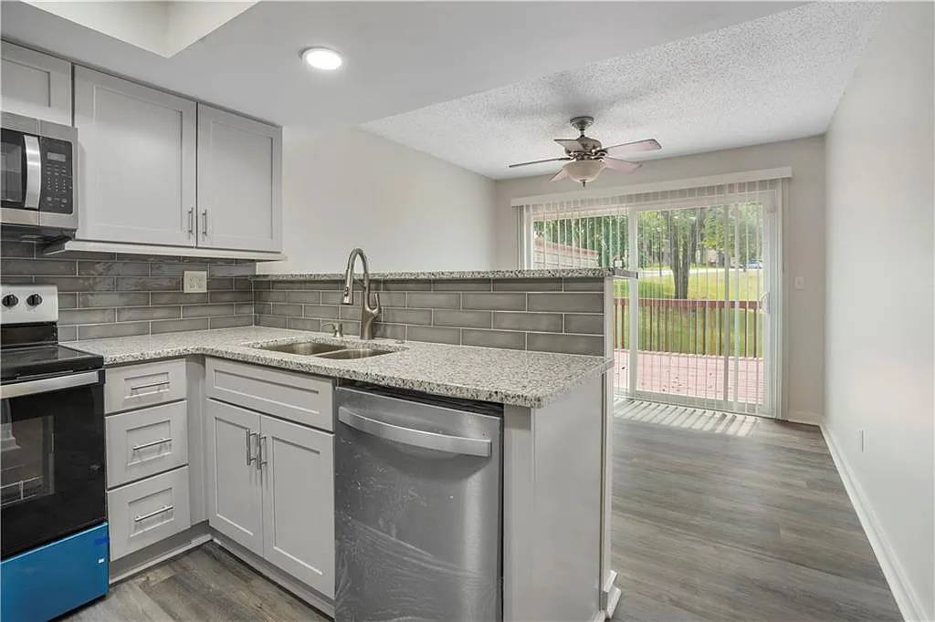 3 bed, 2.5 bath, 1557 sqft, $1,950 — Photo 4