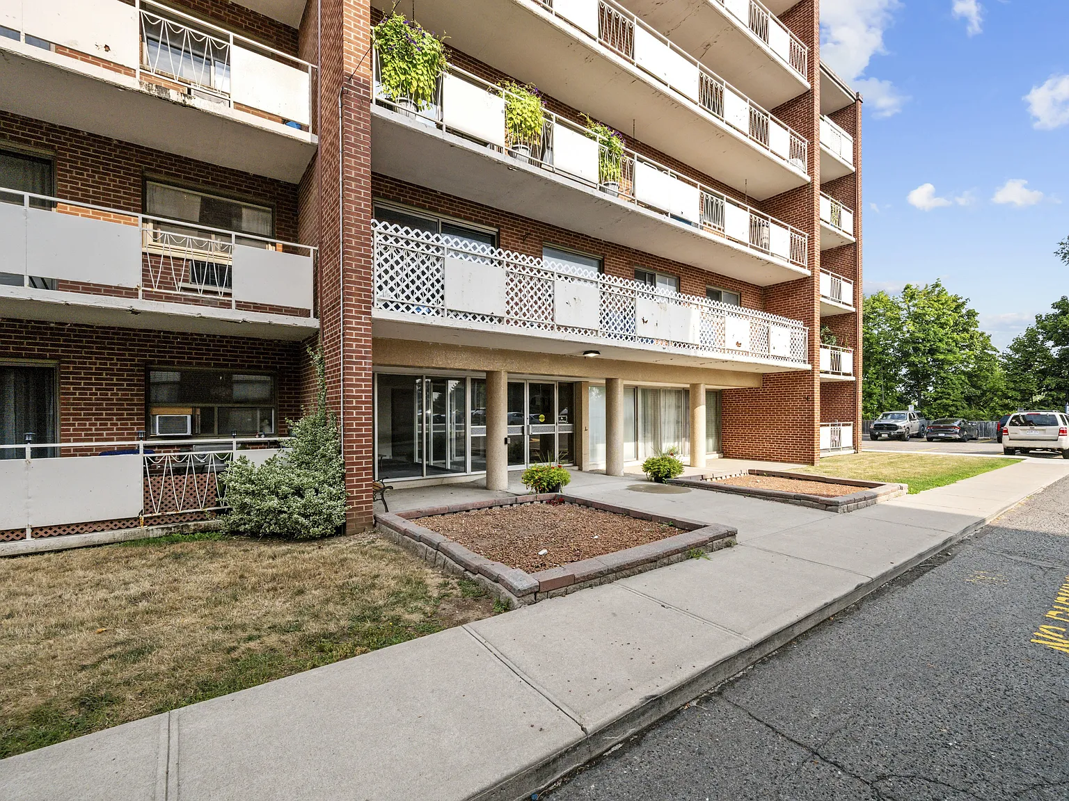 Glendale Manor Apartments — Photo 4