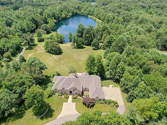 2nd image of 1402 Stonebriar Dr