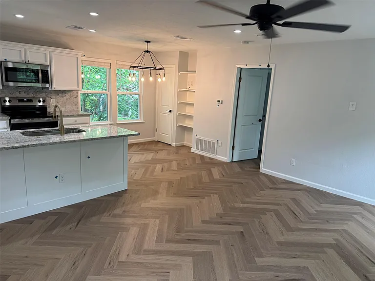 1604 W 40th St #B — Photo 2