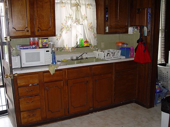 3rd image of 533 Charlotte St