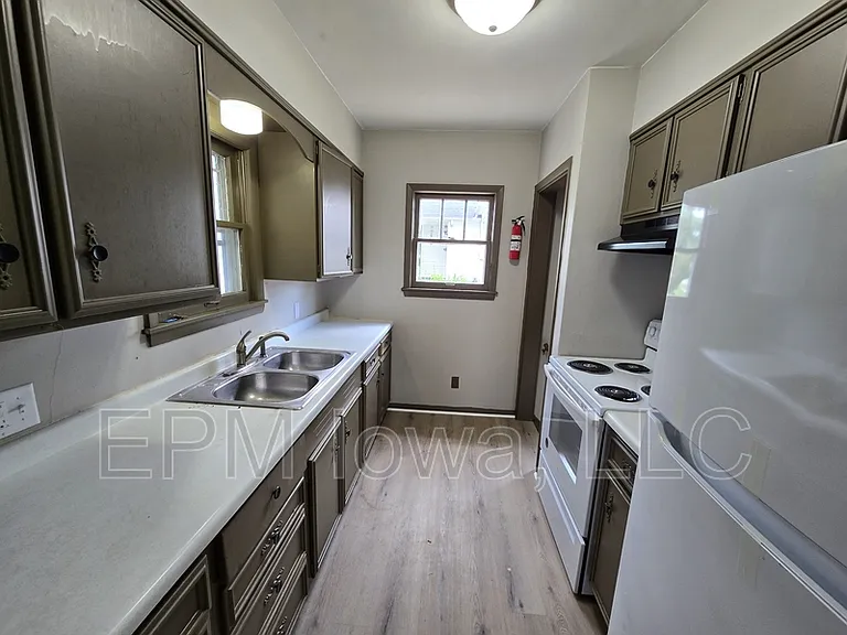 947 Newton St — Photo 8