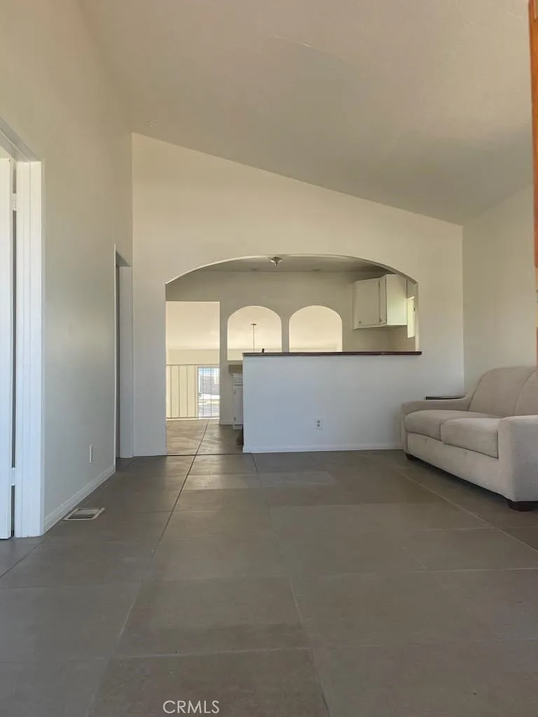 4 bed, 2400 sqft, $4,950 — Photo 2