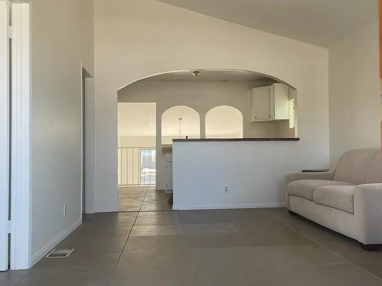 634 E Walnut Ave — Photo 2