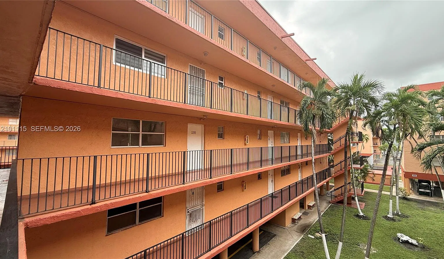 Palm-West Gardens Condo — Photo 2