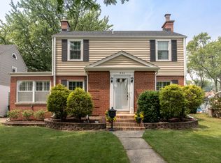 930 S Chester Ave, Park Ridge, IL 60068