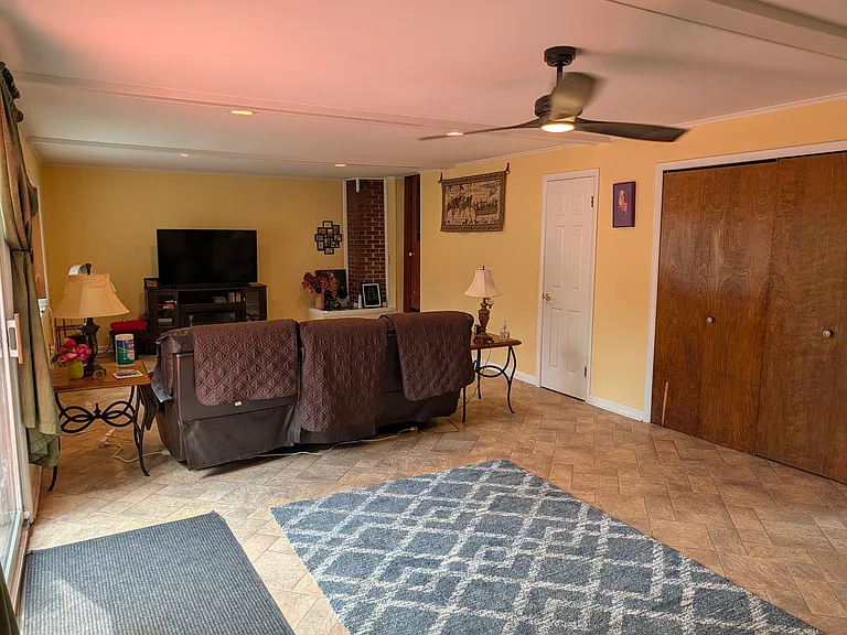 500 E Broad St — Photo 10