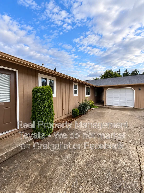 2 bed, 1.0 bath, 970 sqft, $1,600 — Photo 1