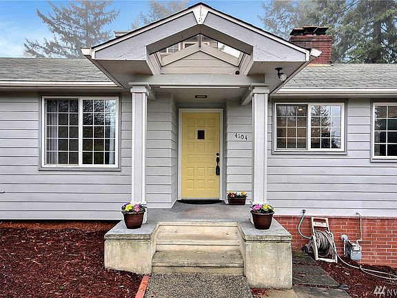 3rd image of 4104 Sunset Dr W