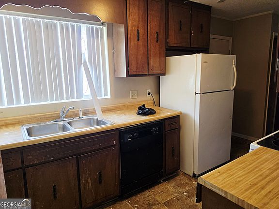 3rd image of 601 Friar Tuck Ln